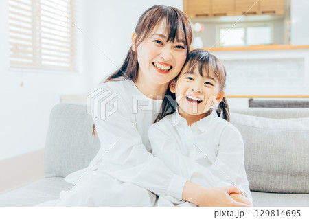 ママに甘える女の子 129814695