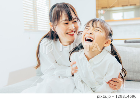 ママに甘える女の子 129814696