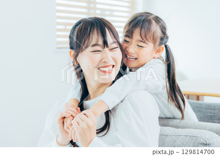 リビングでくつろぐ若い家族 129814700