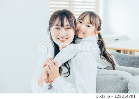 リビングでくつろぐ若い家族 129814701