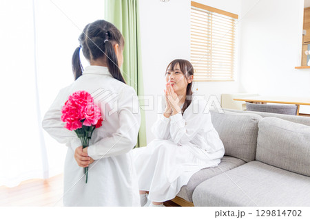 カーネーションの花束を渡す女の子 129814702