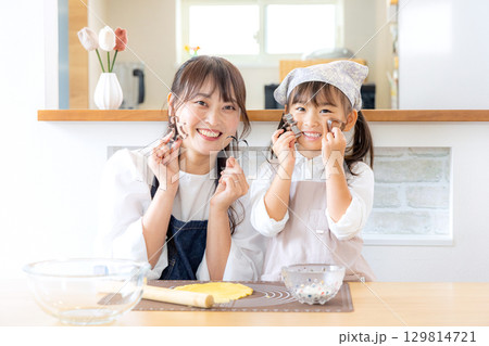クッキーを一緒に作る親子 129814721