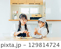 クッキーを一緒に作る親子 129814724