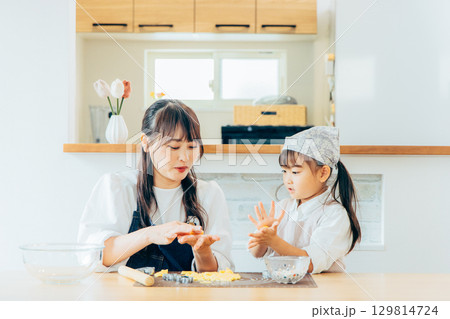 クッキーを一緒に作る親子 129814724