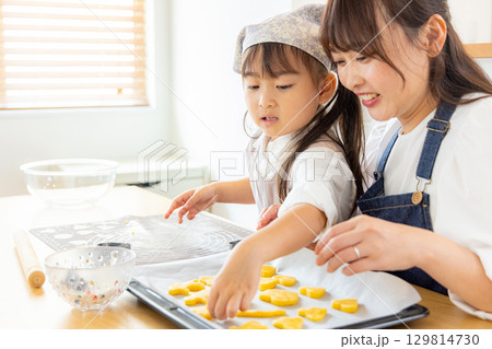 クッキーを一緒に作る親子 129814730