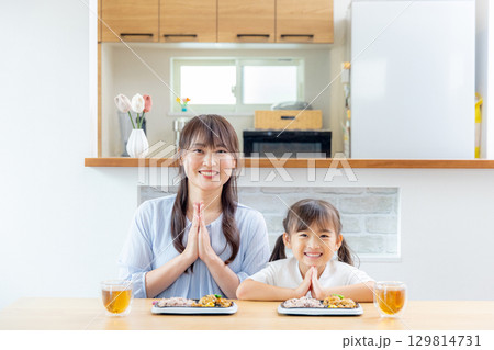 お弁当を食べる親子 129814731