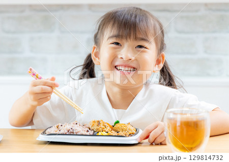 お弁当を食べる親子 129814732