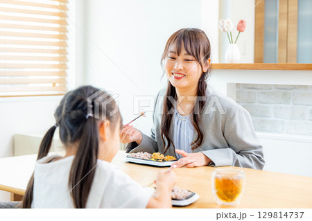 ダイニングで食事する親子　スーツ 129814737