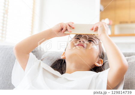 スマホ　子供　女児 129814739