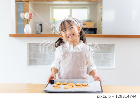 クッキー作り　親子 129814744