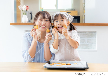 クッキー作り　親子 129814747