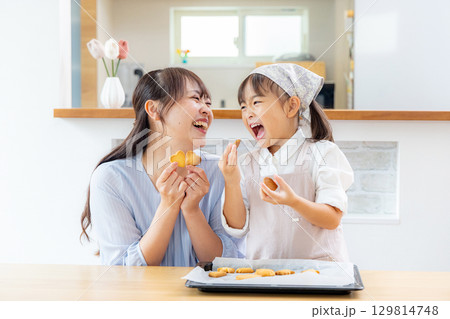 クッキー作り　親子 129814748