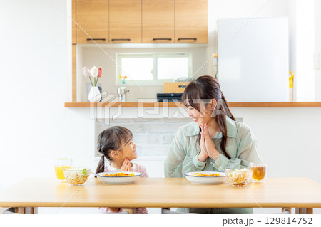 ダイニングで食事する親子 129814752