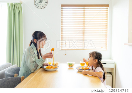 ダイニングで食事する親子 ダイニングで食事する親子 129814755