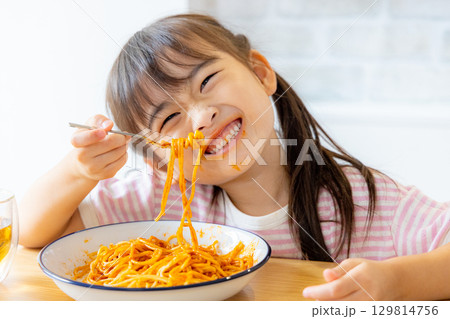 ダイニングで食事する親子 129814756