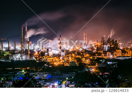 夜の工場夜景と立ち昇る煙の幻想的な風景 129814833