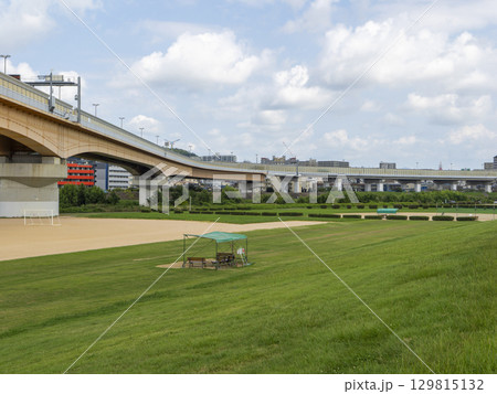 阪神高速池田線延伸部の橋と運動公園の風景 129815132