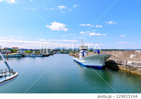 オホーツク枝幸漁港音標(おとしべ)地区と海岸、6月の青空 129815144