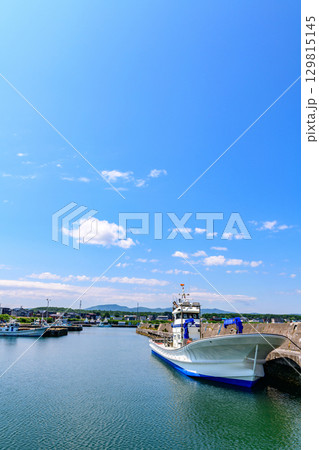 オホーツク枝幸漁港音標(おとしべ)地区と海岸、6月の青空 オホーツク枝幸漁港音標(おとしべ)地区と海岸、6月の青空 129815145