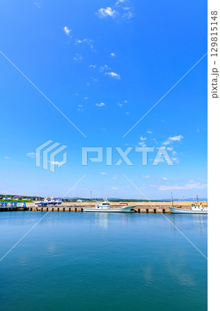 オホーツク枝幸漁港音標(おとしべ)地区と海岸、6月の青空 オホーツク枝幸漁港音標(おとしべ)地区と海岸、6月の青空 129815148