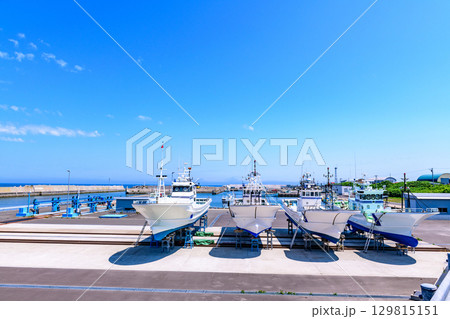 オホーツク枝幸漁港音標(おとしべ)地区と海岸、6月の青空 オホーツク枝幸漁港音標(おとしべ)地区と海岸、6月の青空 129815151