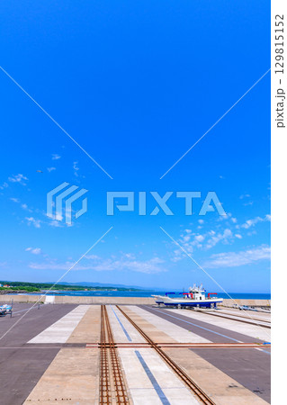 オホーツク枝幸漁港音標(おとしべ)地区と海岸、6月の青空 オホーツク枝幸漁港音標(おとしべ)地区と海岸、6月の青空 129815152
