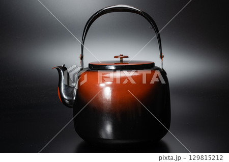 銅製水注 腰黒薬缶2｜利休形の端正な口蓋付茶道具 129815212