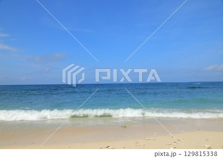 黒島仲本海岸に打ち寄せる白波の景色 129815338