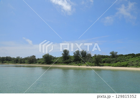 黒島の美しい白砂の砂浜の風景 129815352