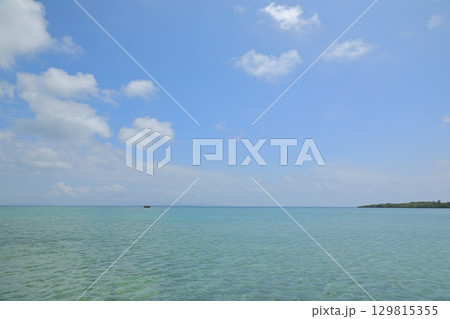 黒島のターコイズブルーの美しい海の風景 129815355