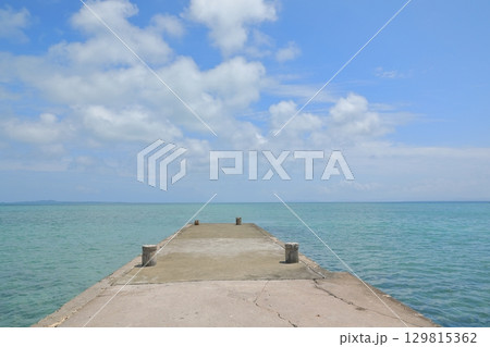 黒島の伊古桟橋の先端からの美しい海の眺め 129815362
