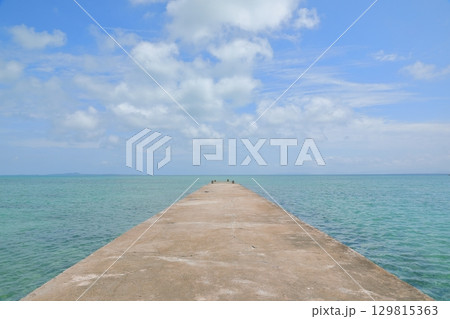 青い海と空にまっすぐ続く黒島の伊古桟橋の絶景 青い海と空にまっすぐ続く黒島の伊古桟橋の絶景 129815363