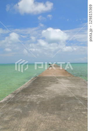 美しい海へと延びる黒島の伊古桟橋の景色 美しい海へと延びる黒島の伊古桟橋の景色 129815369