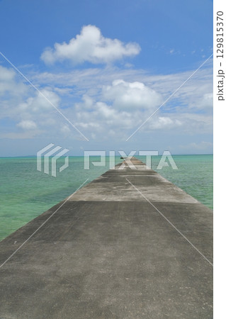 海に向かって延びる黒島の伊古桟橋の風景 129815370