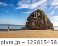 青い空と海と女性と稲佐の浜 129815458