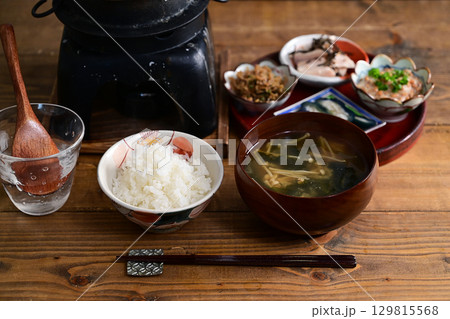 ご飯と小鉢、みそ汁 129815568