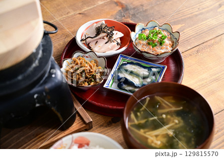 ご飯と小鉢、みそ汁 129815570