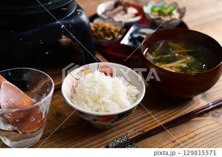 ご飯と小鉢、みそ汁 129815571
