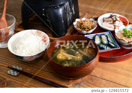 ご飯と小鉢、みそ汁 129815572