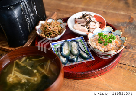 ご飯と小鉢、みそ汁 129815573
