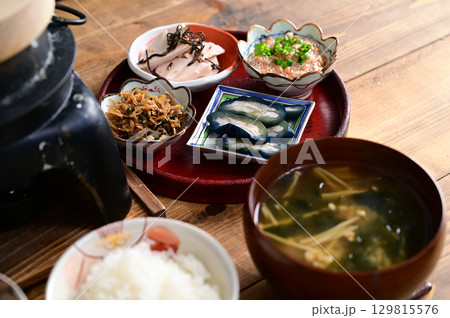 ご飯と小鉢、みそ汁 129815576