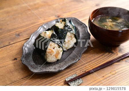 ちりめん山椒のおにぎりとみそ汁 129815578