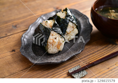 ちりめん山椒のおにぎりとみそ汁 129815579