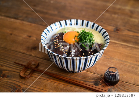 カツオのタタキととろろ丼 129815597