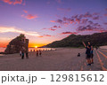 稲佐の浜の夕焼けを眺める人々 129815612