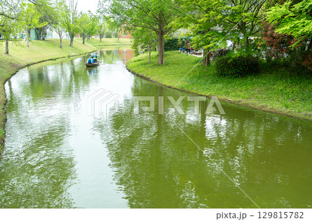 岐阜県海津市　新緑が美しい春のアクアワールド水郷パークセンターの水路を田舟に乗って回遊するイベント 129815782