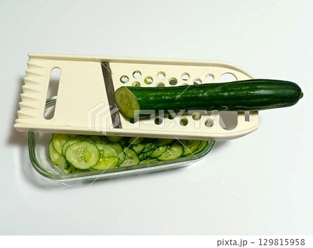 スライサーでキュウリを輪切りにする 129815958