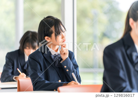 学校の教室で真剣に授業を聞く制服姿の小学生・中学生・高校生・女子高生（疑問,難しい,考える,難問） 129816017