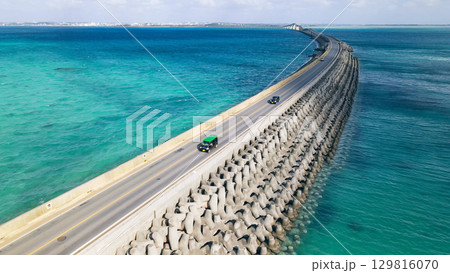 南国の海をわたる道路のドローン空撮 129816070