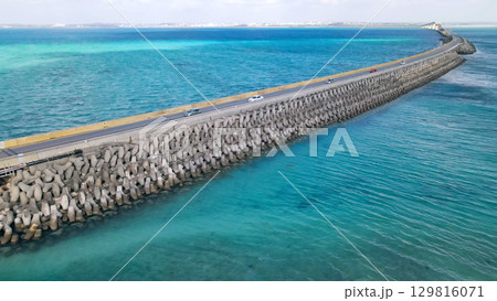 南国の海をわたる道路のドローン空撮 南国の海をわたる道路のドローン空撮 129816071